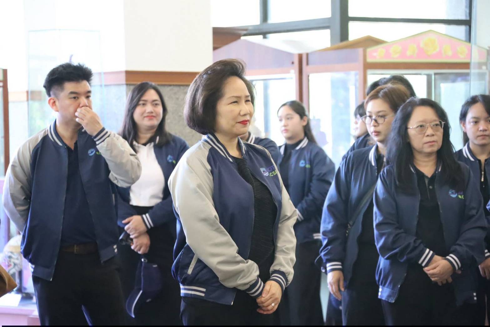 title - ผอ.ศพส. ให้การต้อนรับ ผอก.สกอญ. พร้อมด้วย คณะผู้เข้าร่วมสัมมนาเชิงปฏิบัติการฯ เข้าเยี่ยมชมแผนกฝึกอบรม และพื้นที่ภายในศูนย์ส่งเสริมและพัฒนาอาชีพเสริมนอกภาคการเกษตร